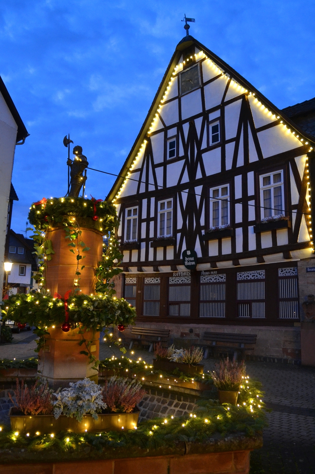 Das alte Rathaus zur Weihnachtszeit