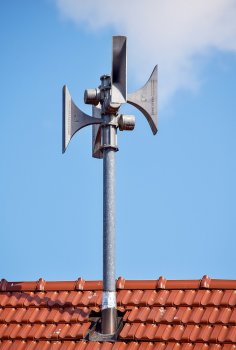 Elektronische Sirene auf einem Häuserdach