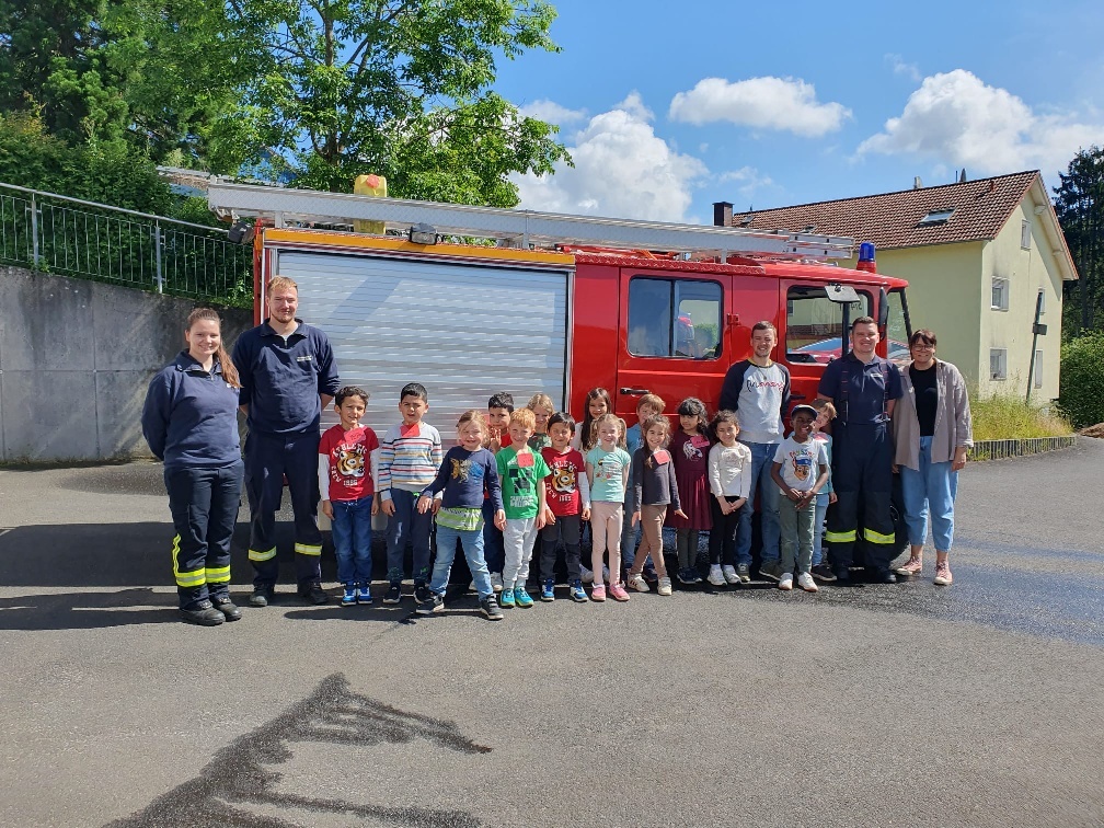 Die Kita-Kinder vor dem Feuerwehrfahrzeug