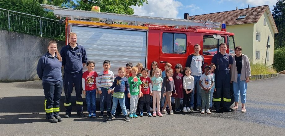 Die Kita-Kinder vor dem Feuerwehrfahrzeug