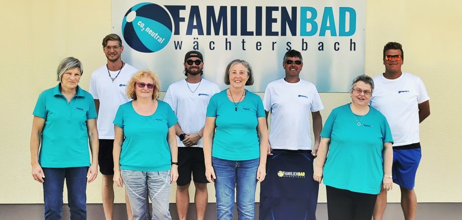 Foto: Hintere Reihe: Die Rettungsschwimmer Max Kailing, Louis Schielke und Holger Wurst; Betriebsleiter Florian Stowasser; vordere Reihe: Die Kassiererinnen Renate Seitz, Monika Gabrys-Engel, Anna-Luise Köhler und Anneliese Grauel.