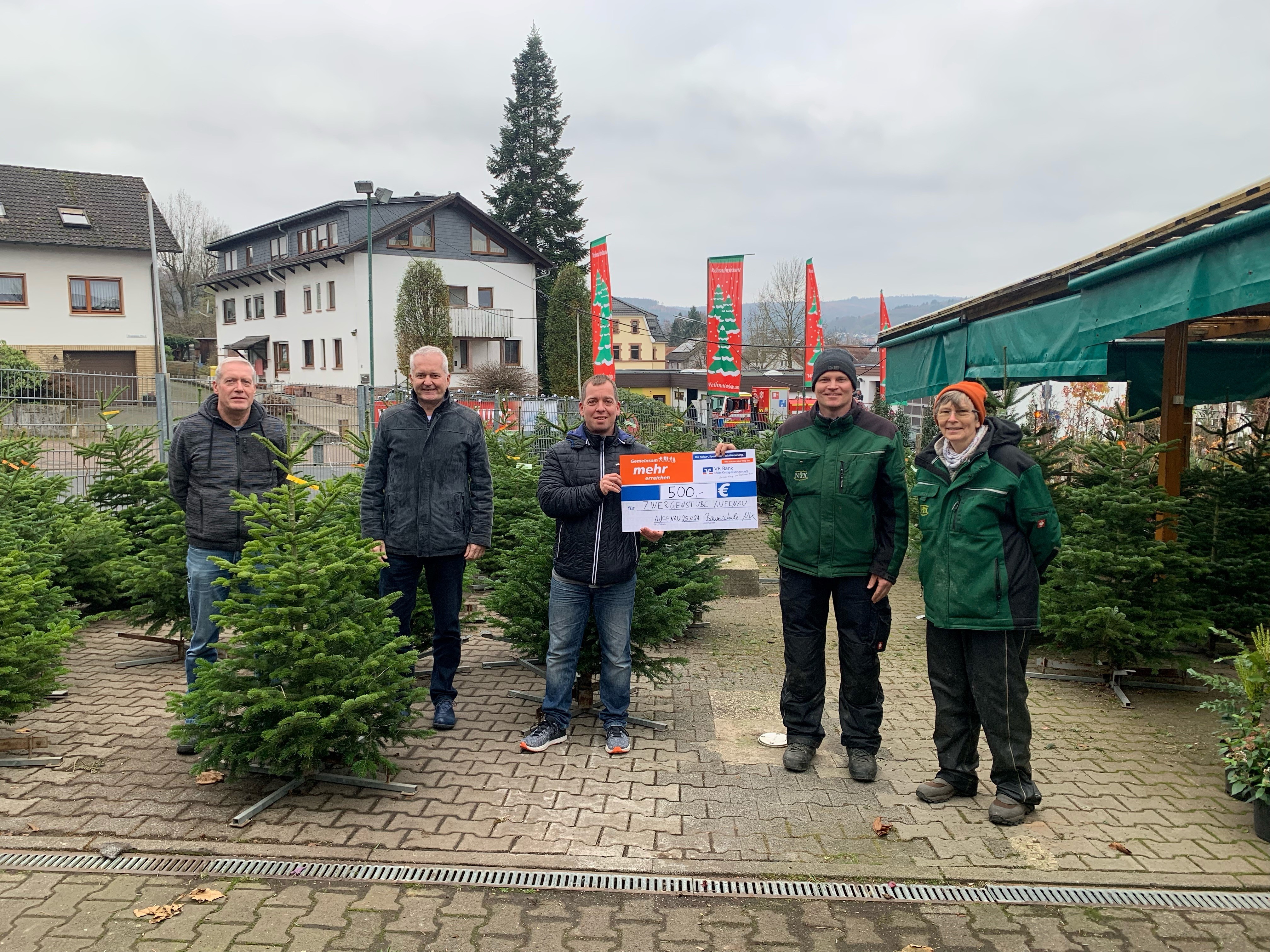Baumschule Nix spendet Weihnachtsbäume und Geld
