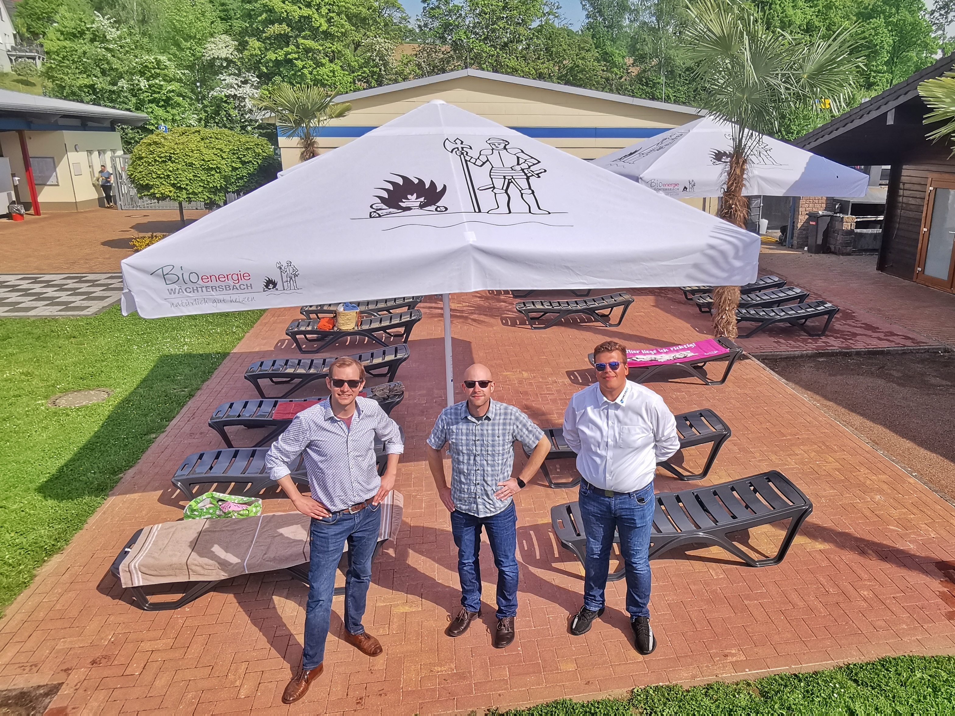 BioEnergie spendet Schatten für die Schwimmbadgäste