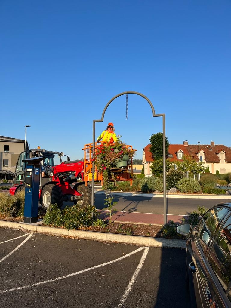 Blumenampeln werden abgehängt