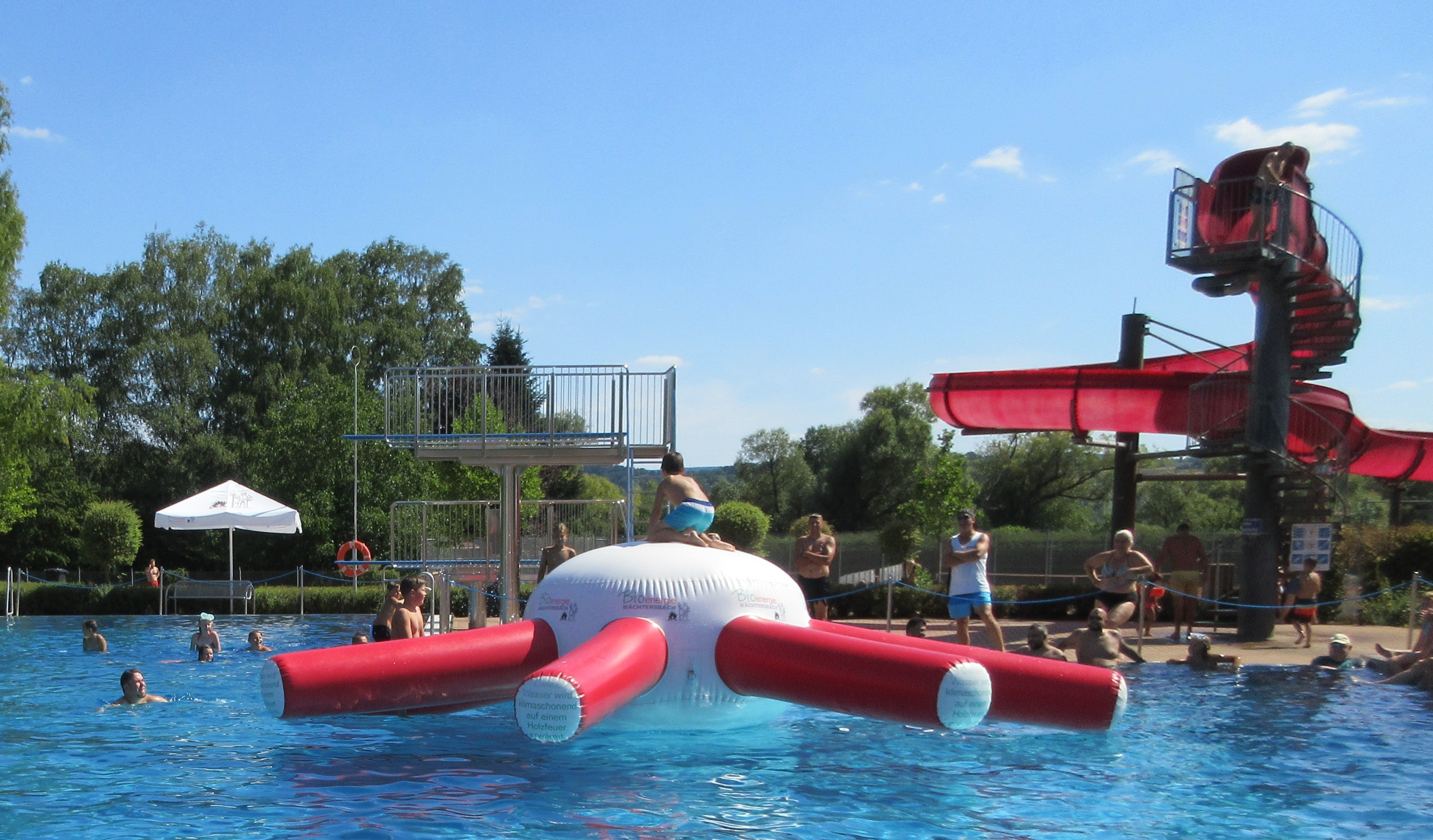 Spaß und Freude für Groß und Klein beim Schwimmbadfest 2022