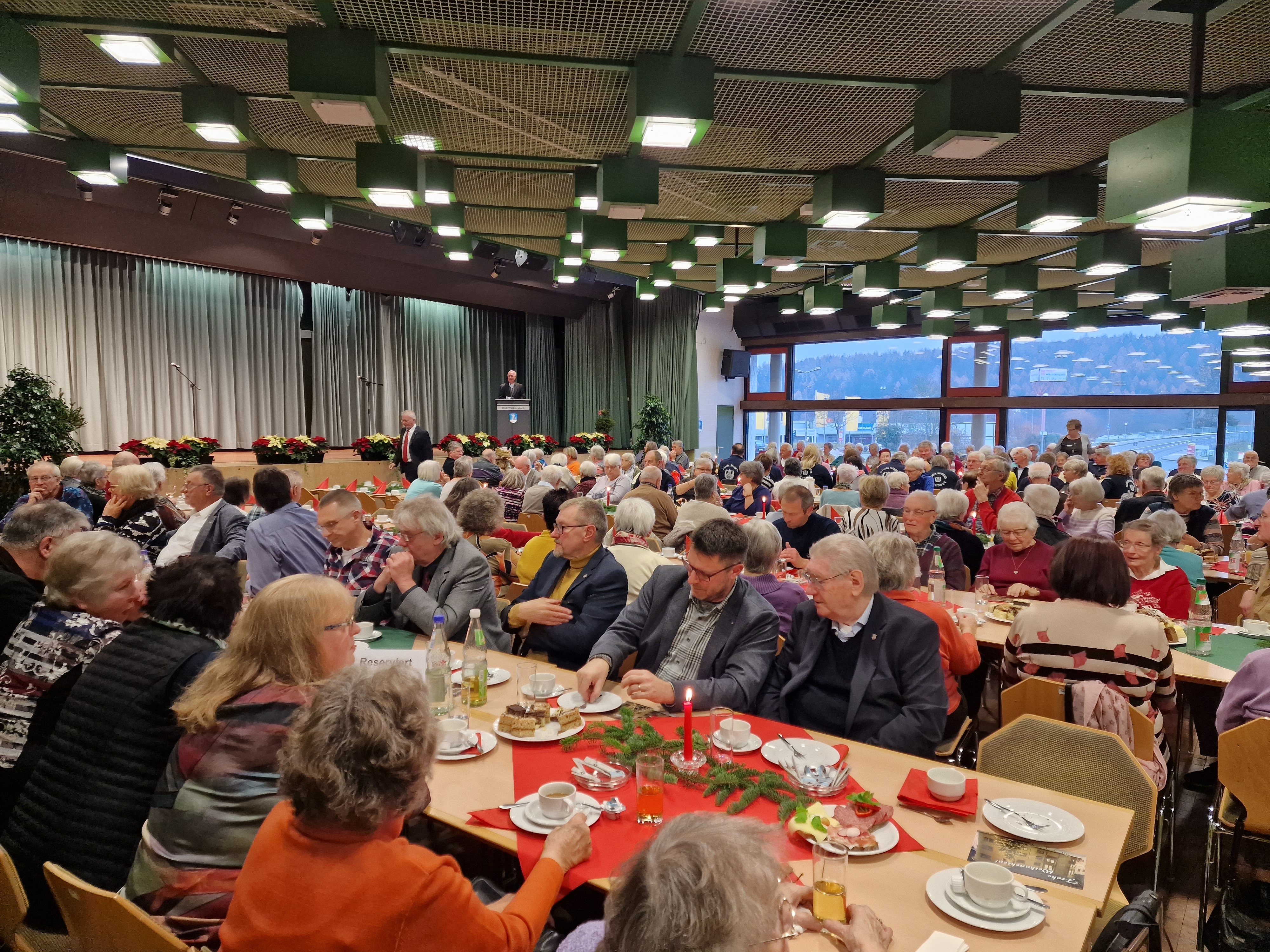 Wächtersbacher Senioren feiern in der Heinrich-Heldmann-Halle Wächtersbacher Senioren feiern in der Heinrich-Heldmann-Halle