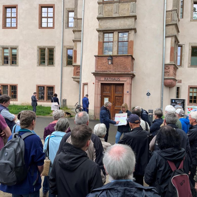 Interessierte Bürger lassen sich zum Tag der Städtebauförderung den Fortgang der Arbeiten erläutern