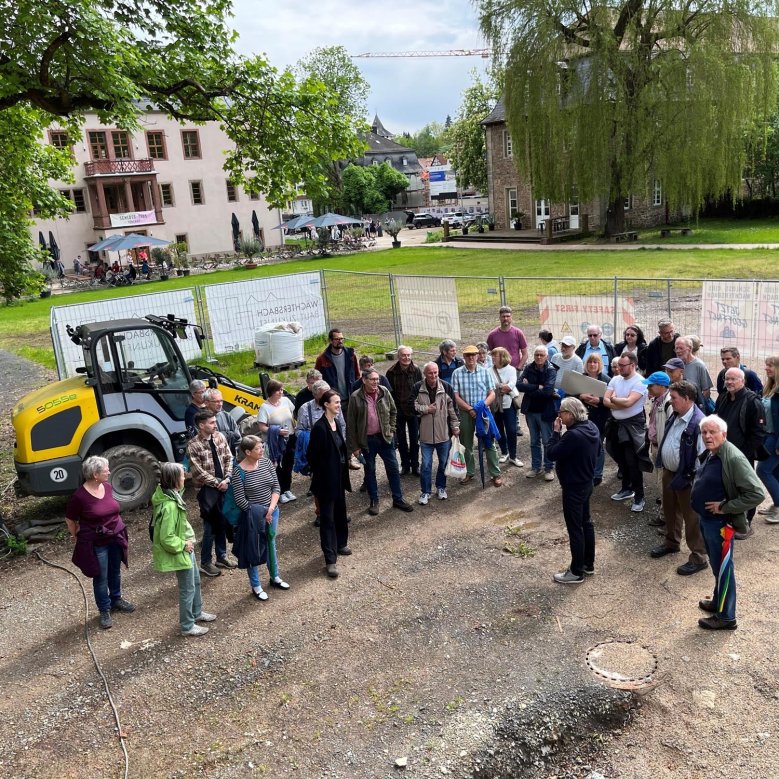 Interessierte Bürger lassen sich zum Tag der Städtebauförderung den Fortgang der Arbeiten erläutern