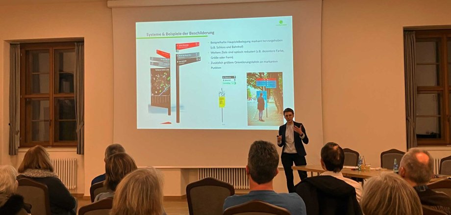 Die Workshopleiterin präsentiert die Ergebnisse des Workshops