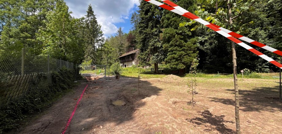 Der Graben für die Wasserleitungen ist gezogen, daher ist der Weg gesperrt